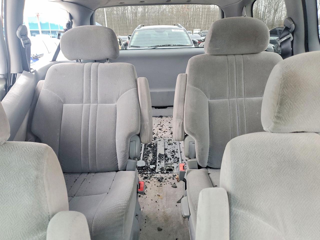 2002 TOYOTA SIENNA LE photo 10
