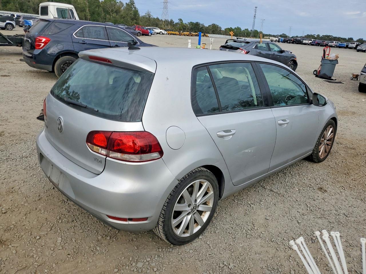 2011 VOLKSWAGEN GOLF photo 3
