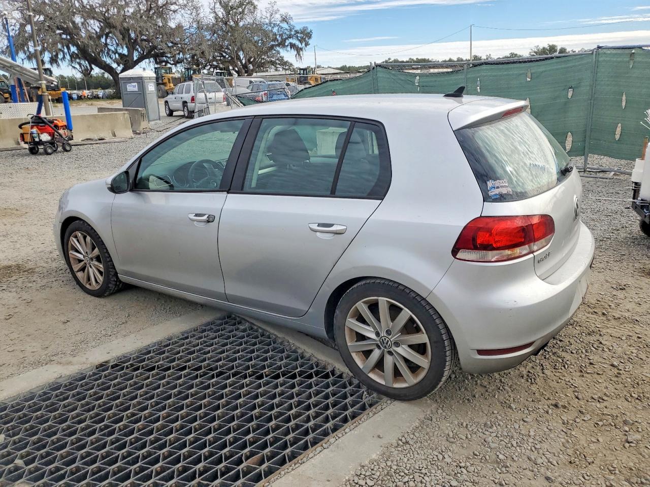 2011 VOLKSWAGEN GOLF photo 2