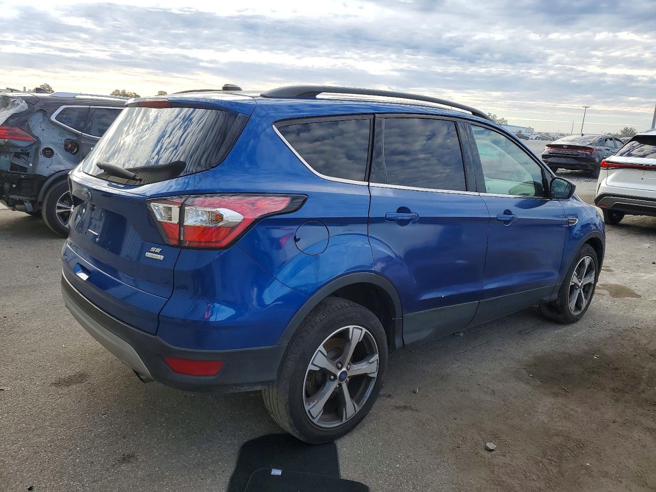 2017 FORD ESCAPE SE photo 3