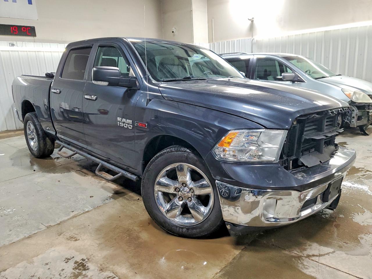 2015 RAM 1500 SLT photo 4