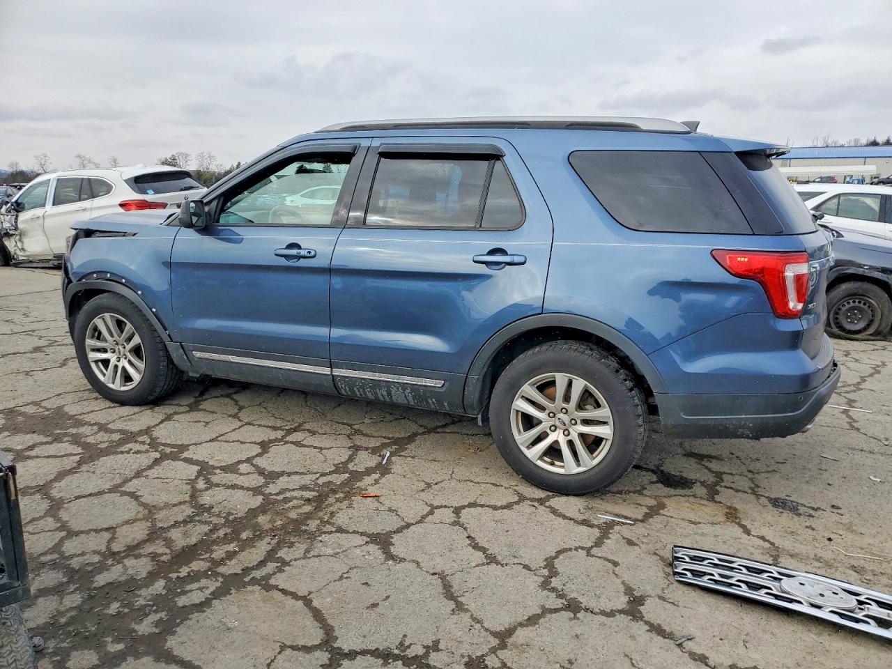 2018 FORD EXPLORER XLT photo 2