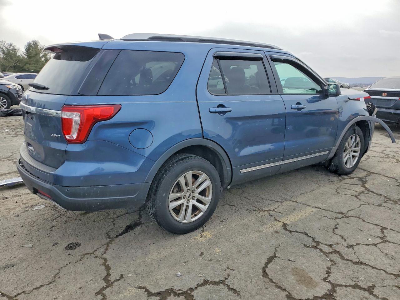 2018 FORD EXPLORER XLT photo 3