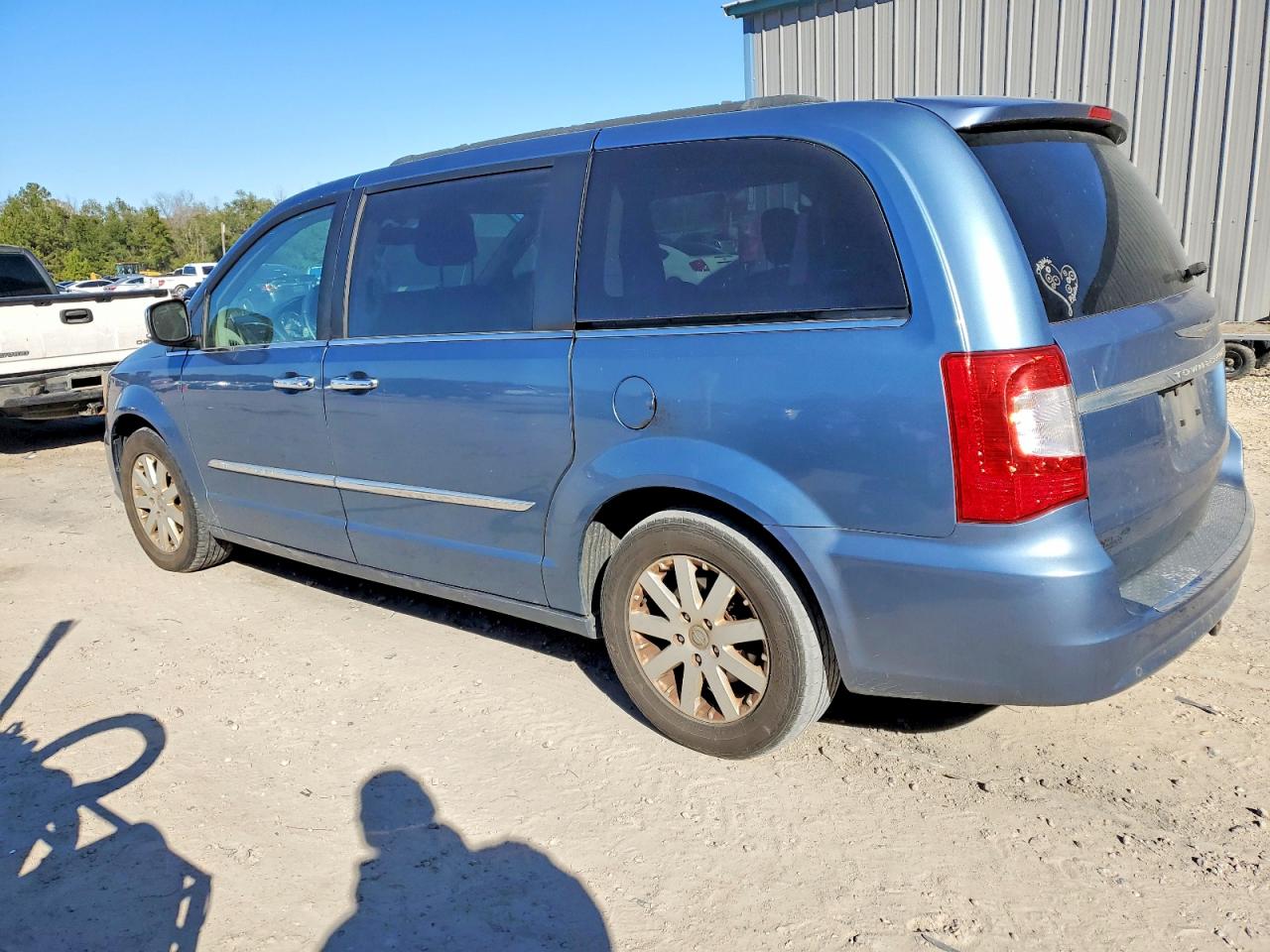 2011 CHRYSLER TOWN & COUNTRY TOURING L photo 2