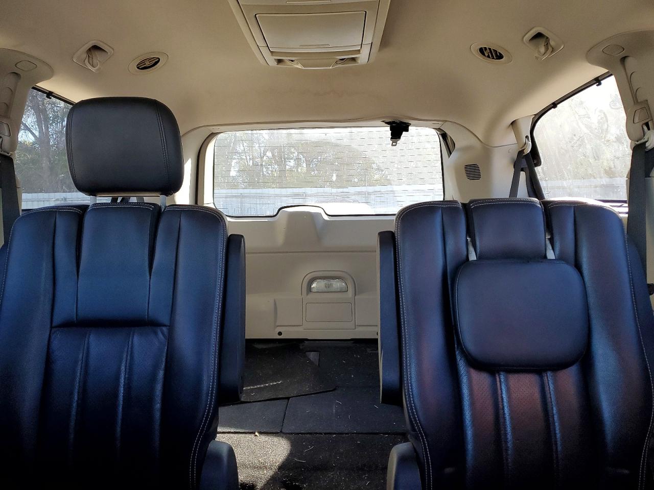 2011 CHRYSLER TOWN & COUNTRY TOURING L photo 10
