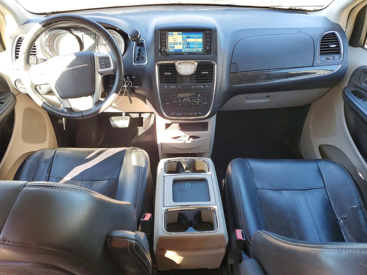 2011 CHRYSLER TOWN & COUNTRY TOURING L photo 8