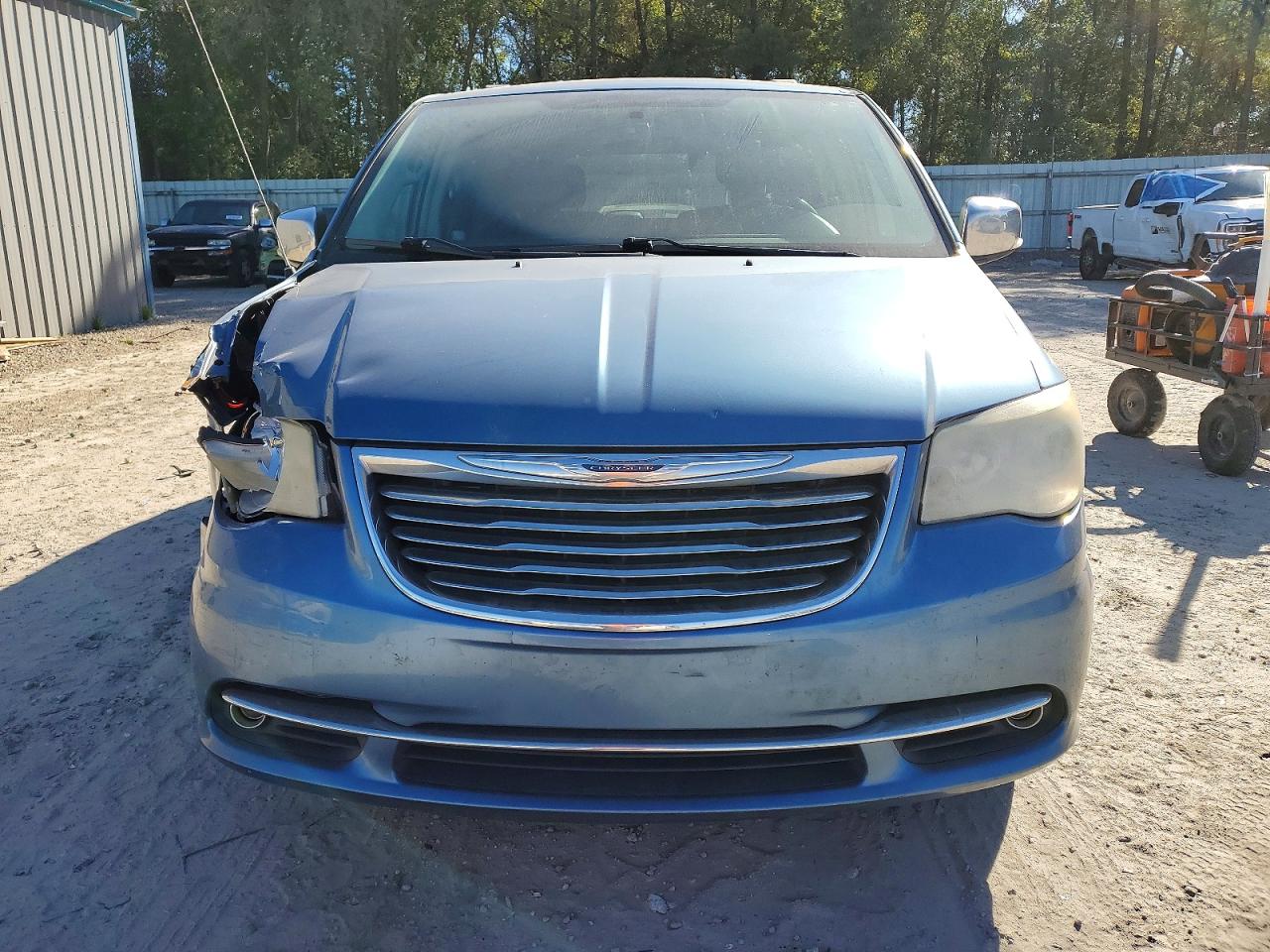 2011 CHRYSLER TOWN & COUNTRY TOURING L photo 5