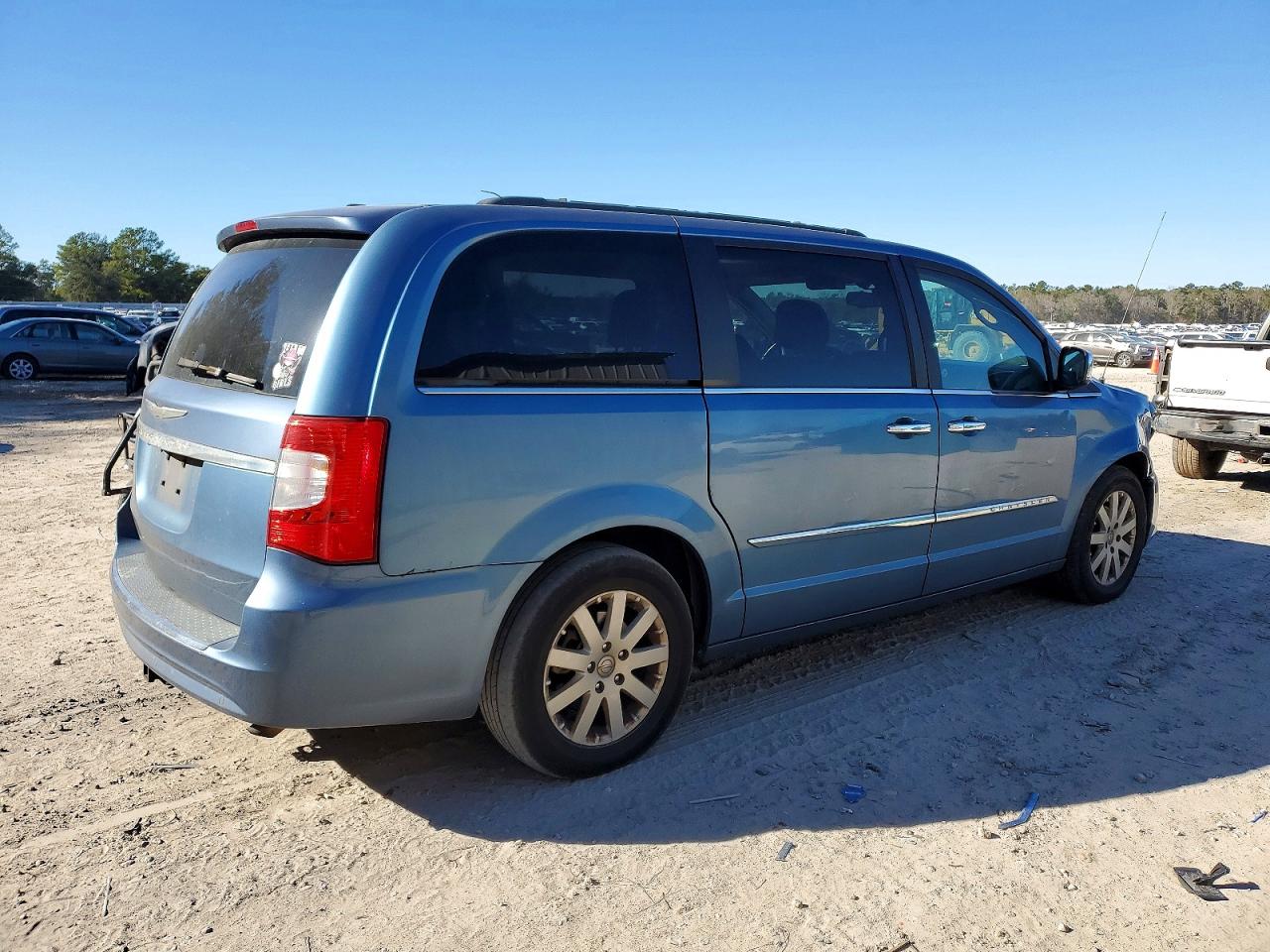 2011 CHRYSLER TOWN & COUNTRY TOURING L photo 3