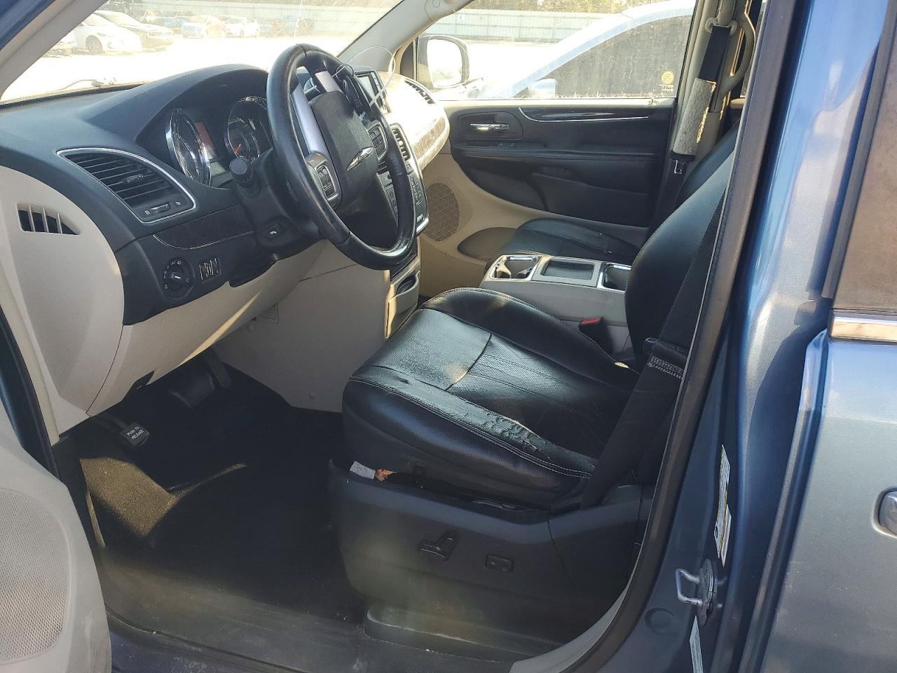 2011 CHRYSLER TOWN & COUNTRY TOURING L photo 7