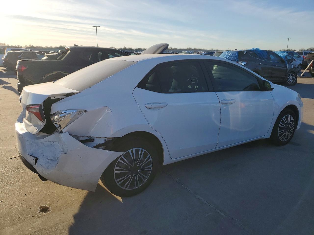 2015 TOYOTA COROLLA LE photo 3