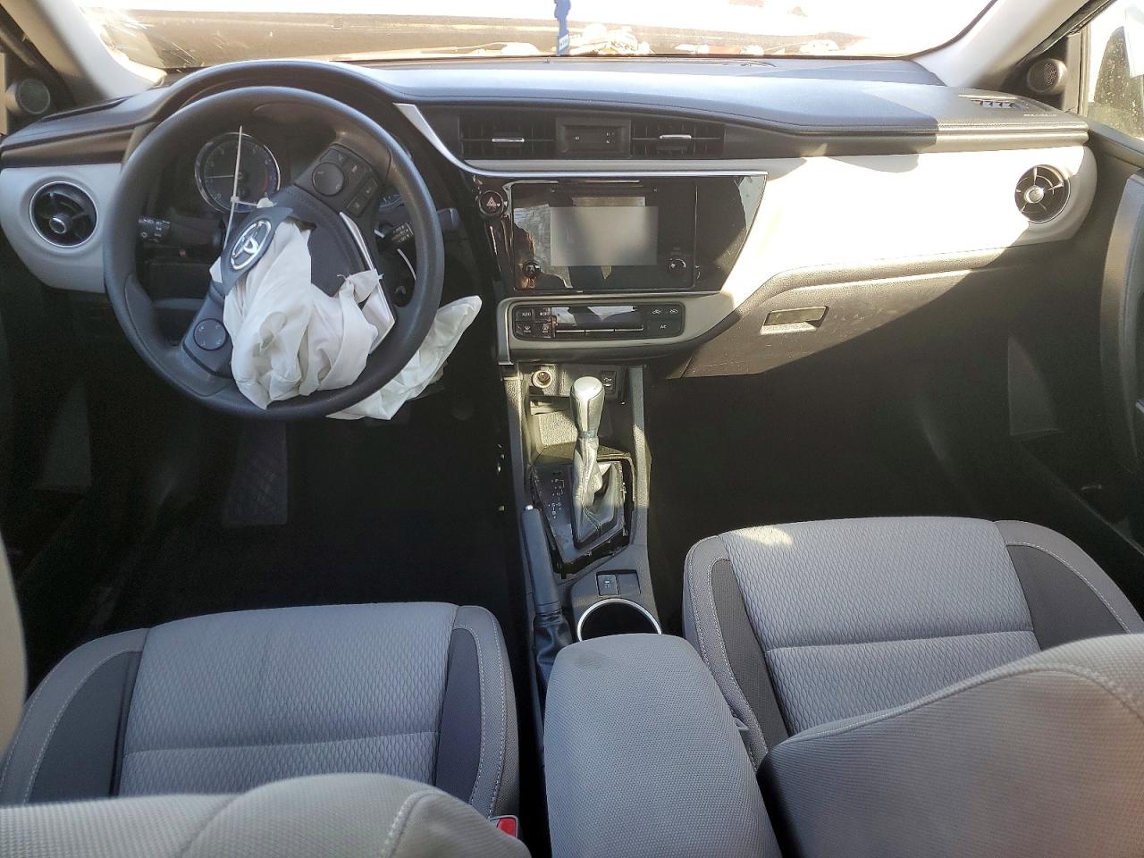 2019 TOYOTA COROLLA L photo 8