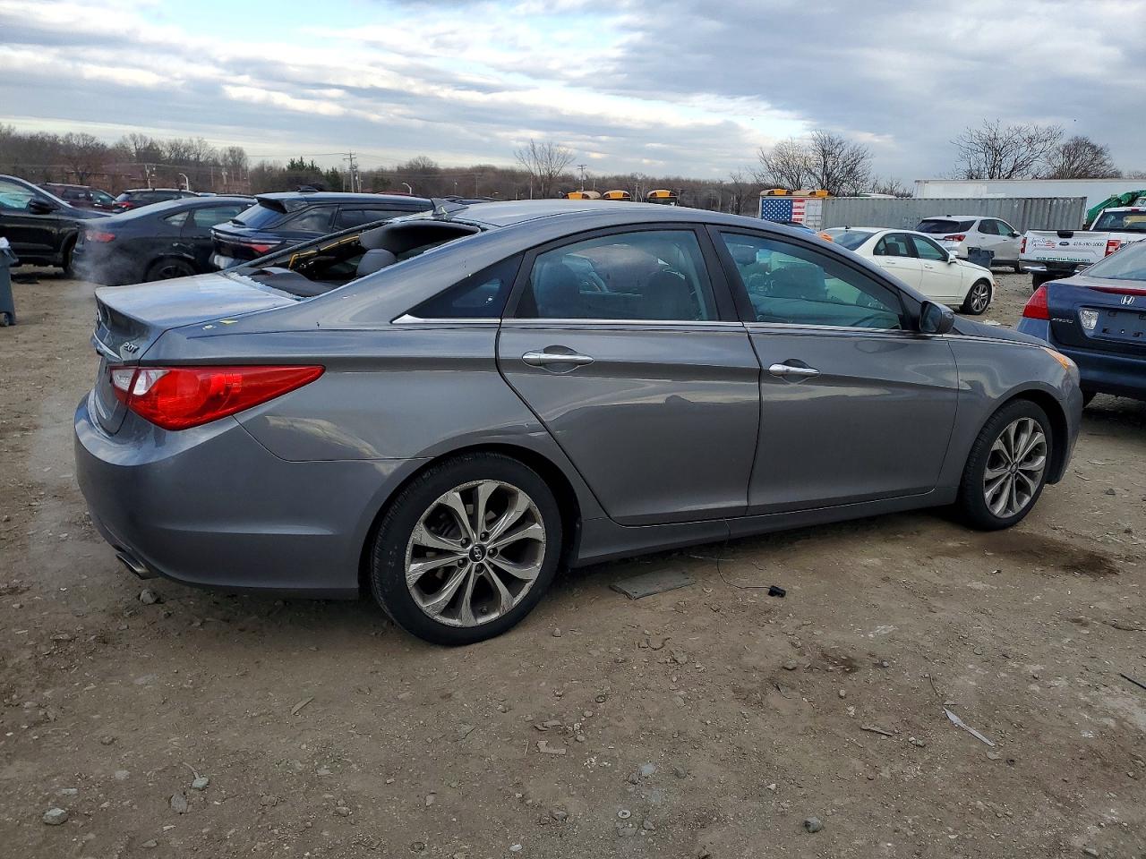 2013 HYUNDAI SONATA SE photo 3