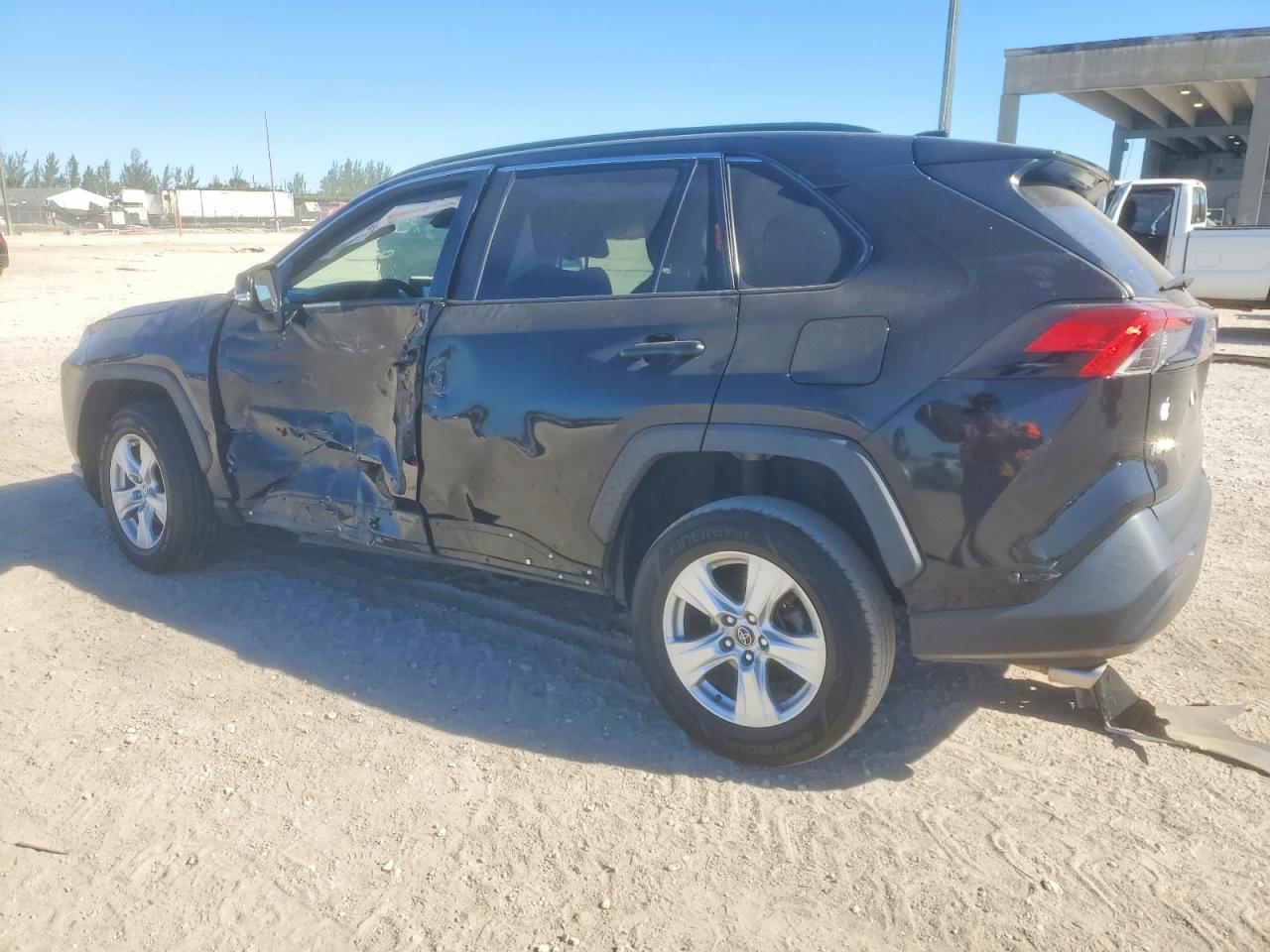 2021 TOYOTA RAV4 XLE photo 2
