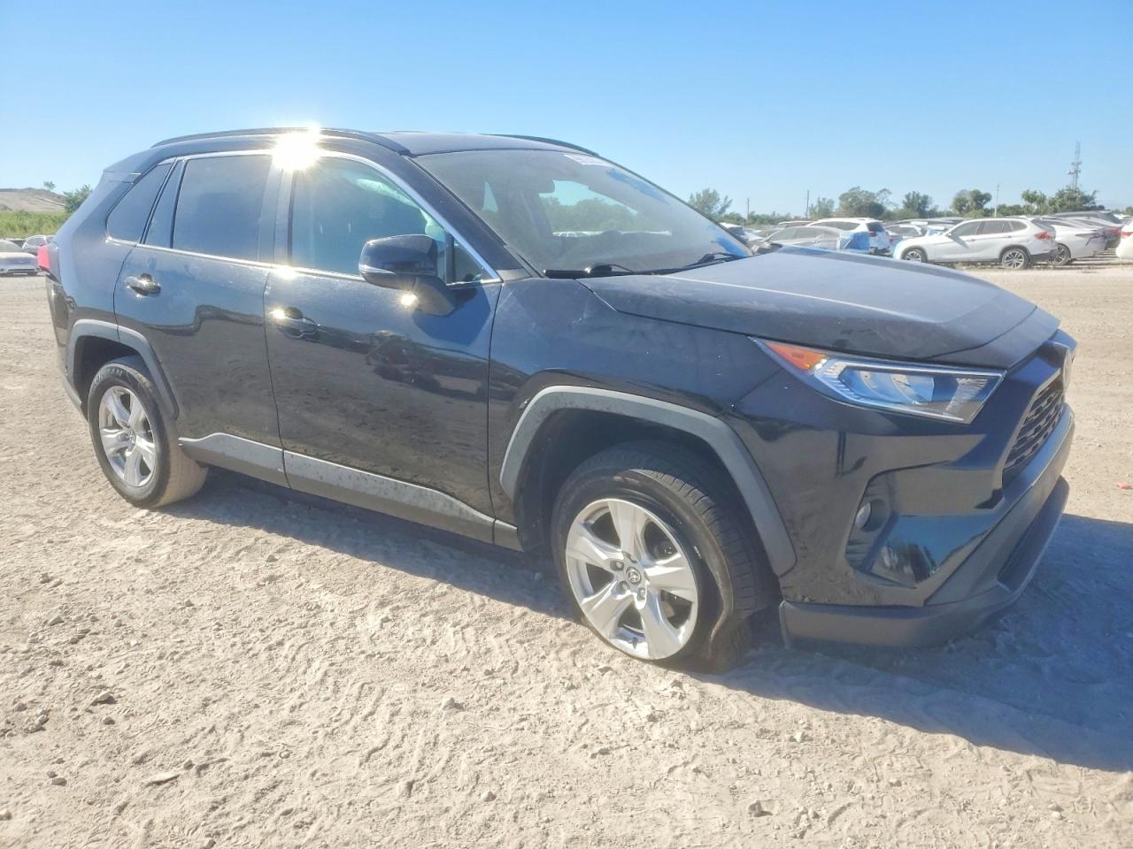 2021 TOYOTA RAV4 XLE photo 4