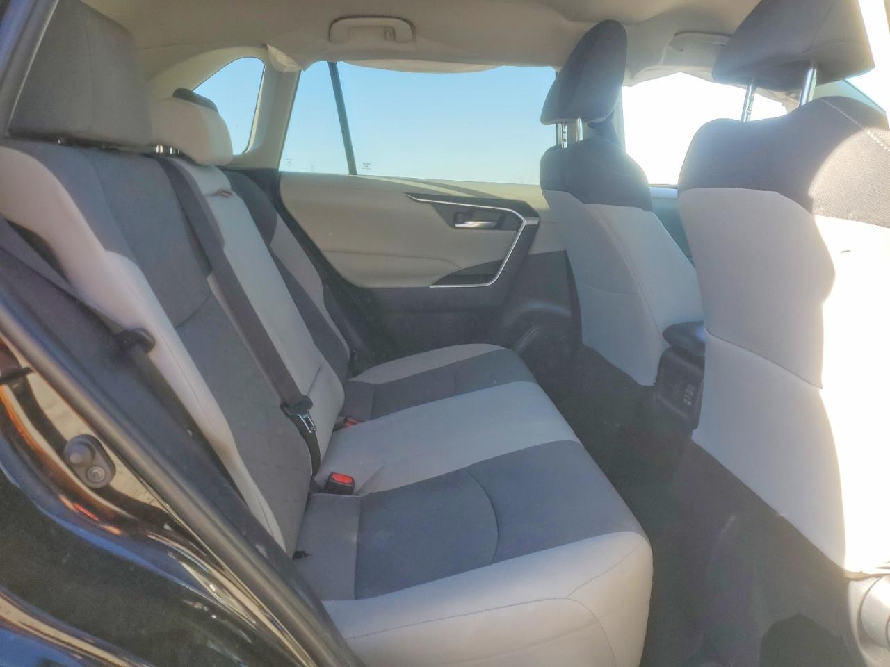 2021 TOYOTA RAV4 XLE photo 11