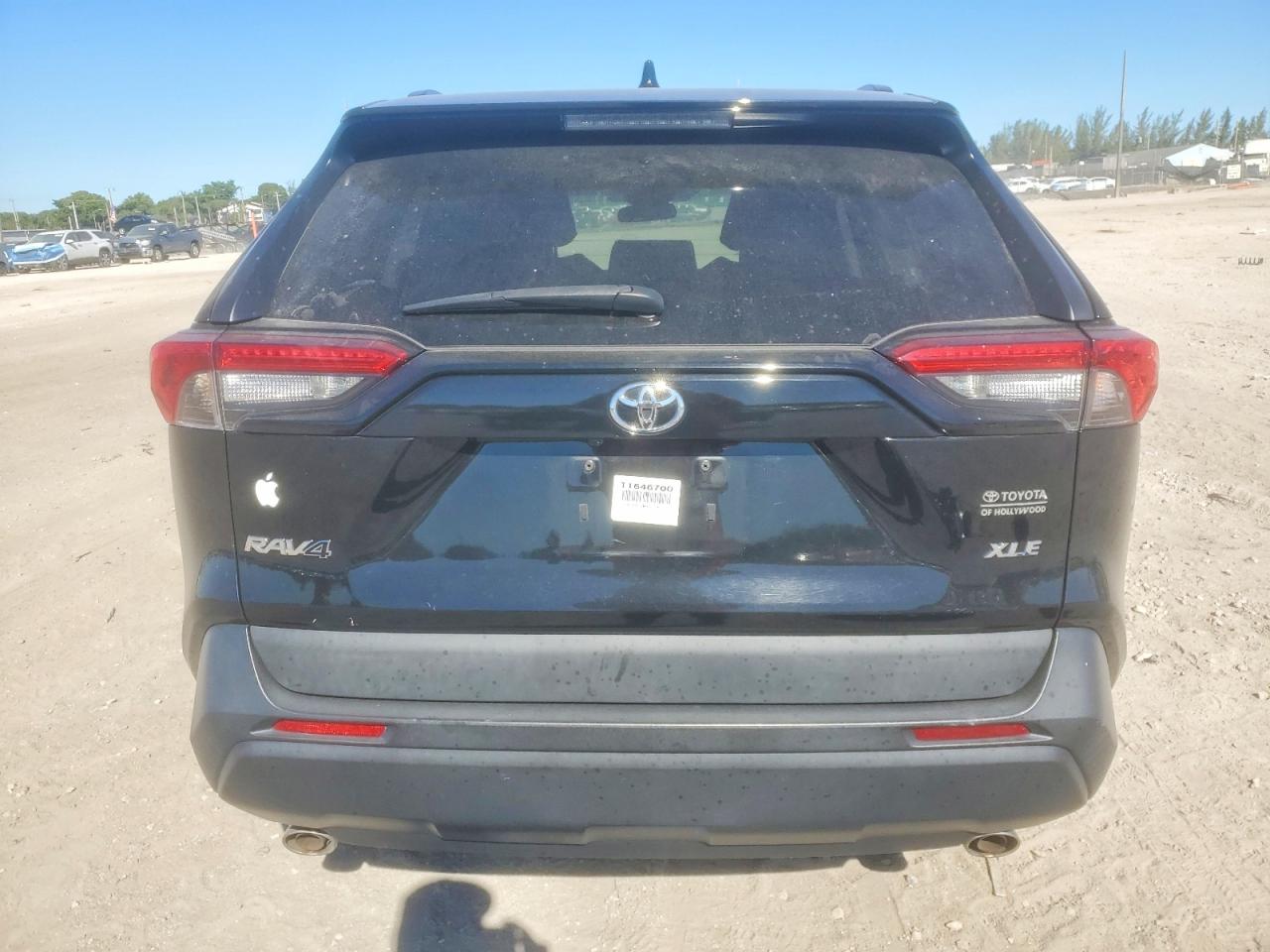2021 TOYOTA RAV4 XLE photo 6