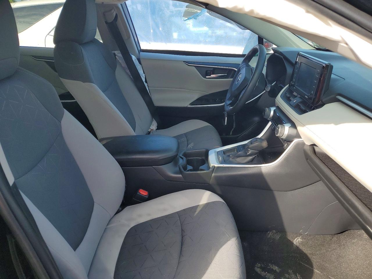 2021 TOYOTA RAV4 XLE photo 7