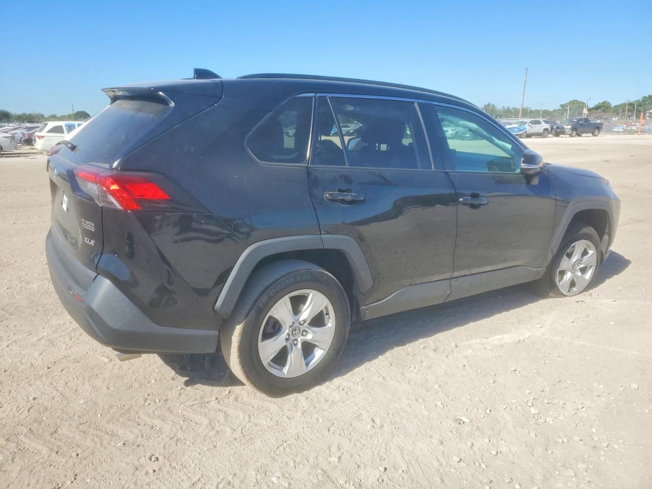 2021 TOYOTA RAV4 XLE photo 3