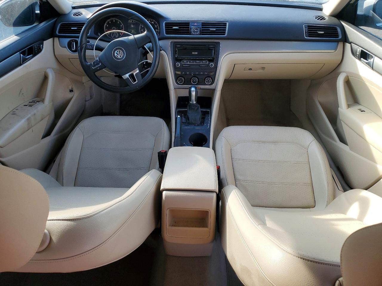 2014 VOLKSWAGEN PASSAT S photo 8