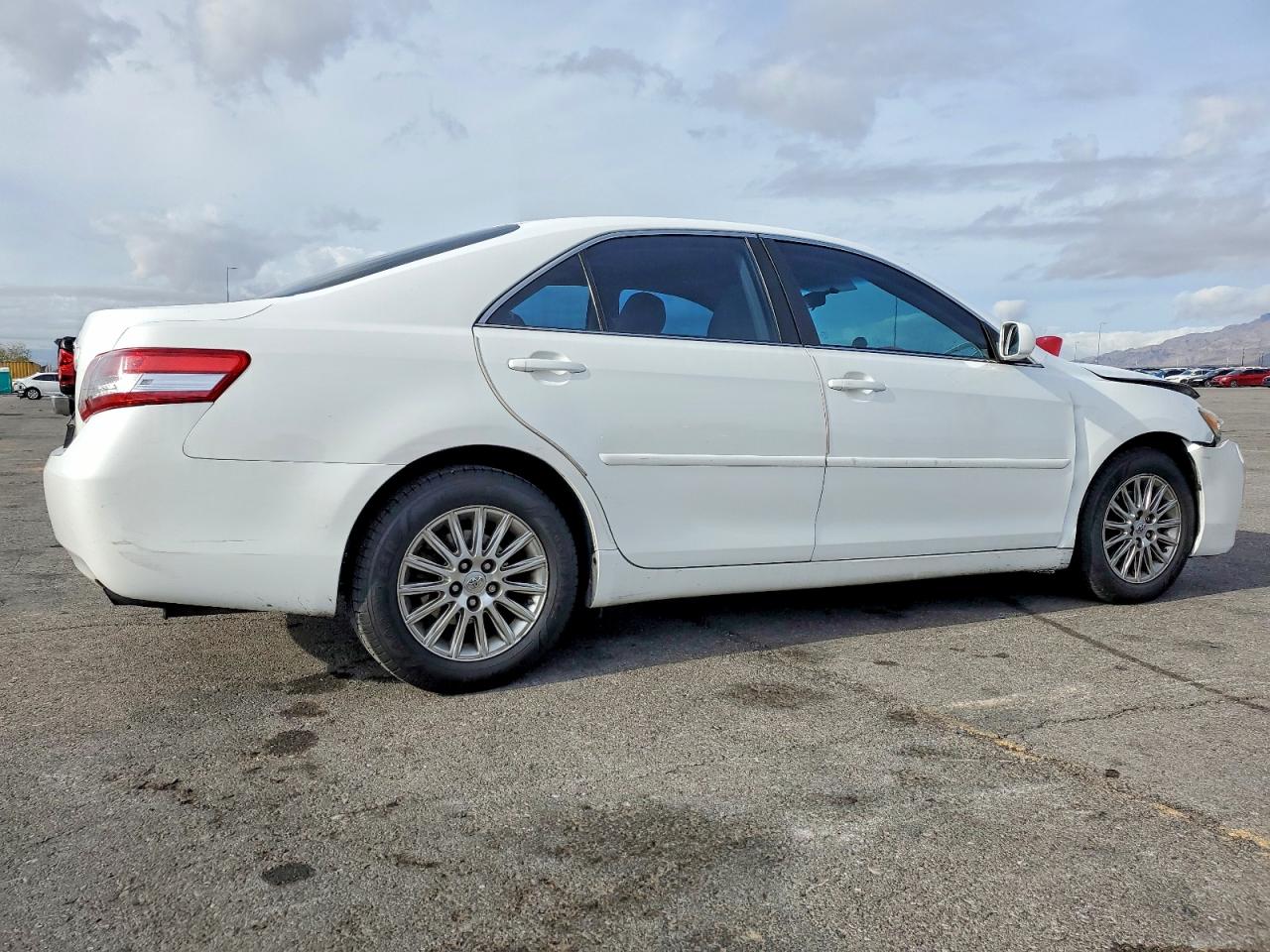 2010 TOYOTA CAMRY BASE photo 3