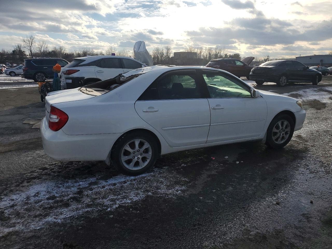2004 TOYOTA CAMRY LE photo 3