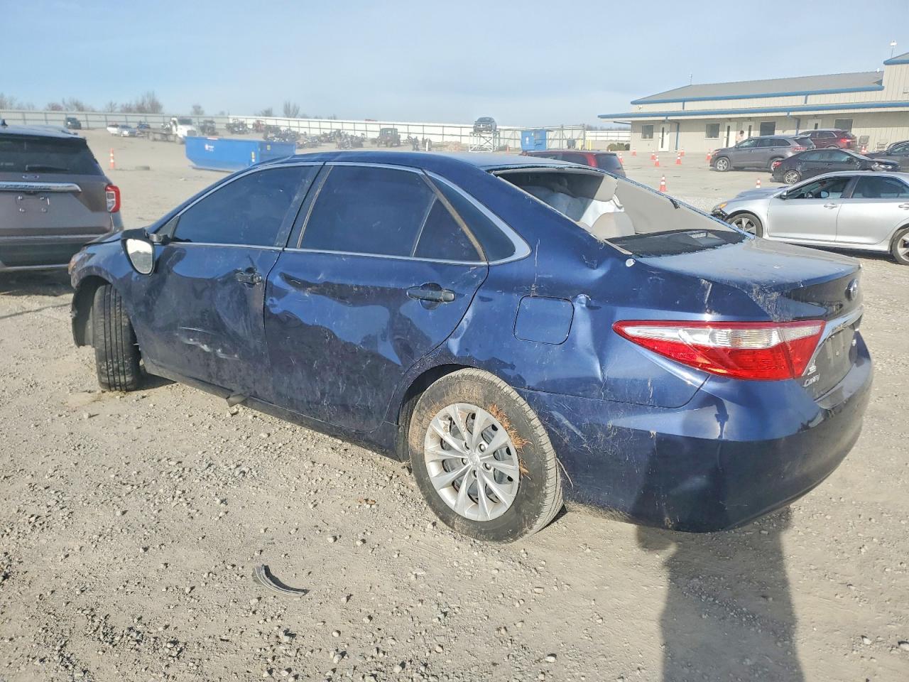 2015 TOYOTA CAMRY LE photo 2