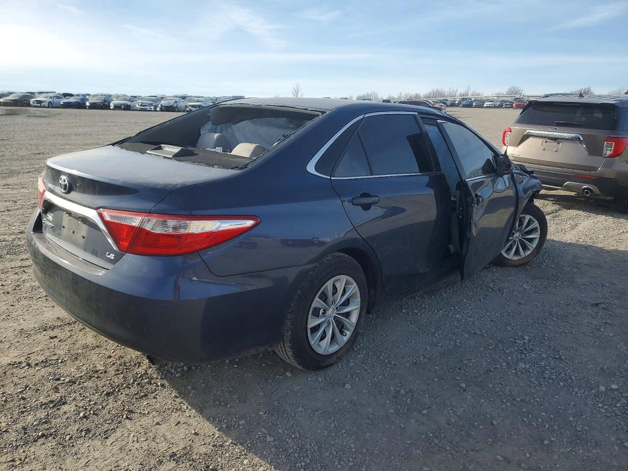 2015 TOYOTA CAMRY LE photo 3