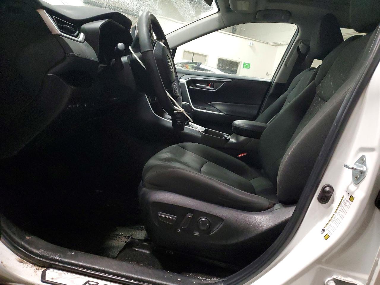 2024 TOYOTA RAV4 XLE photo 13