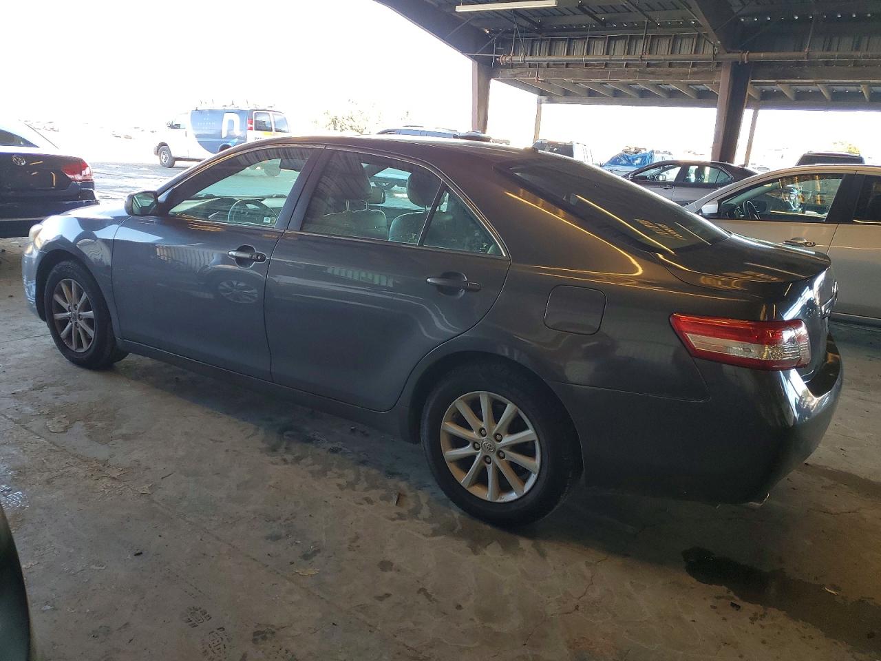 2011 TOYOTA CAMRY SE photo 2