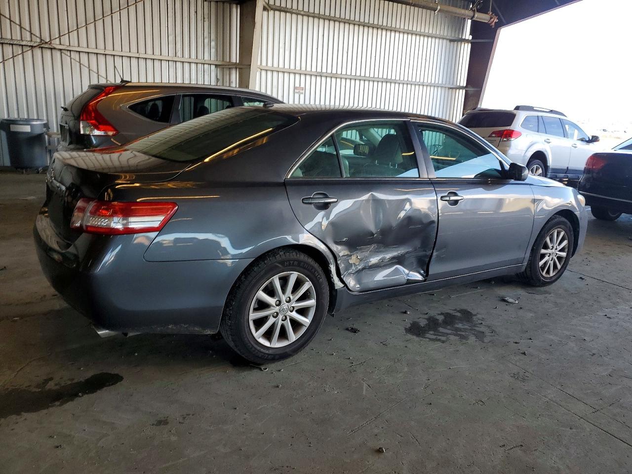 2011 TOYOTA CAMRY SE photo 3