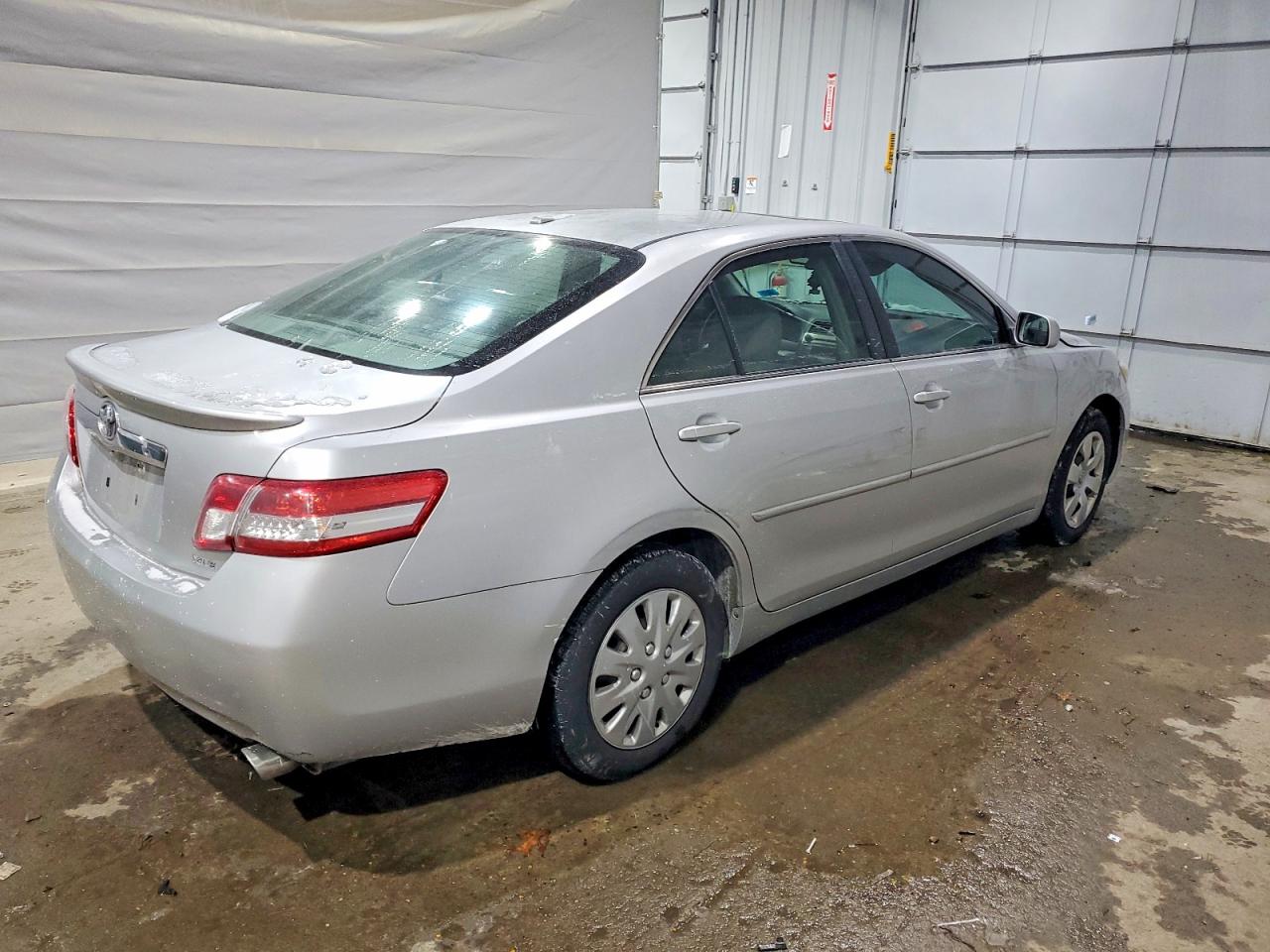 2011 TOYOTA CAMRY BASE photo 3