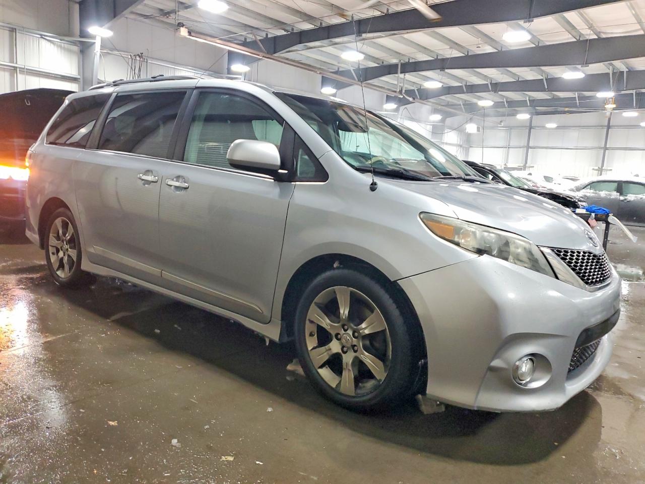 2013 TOYOTA SIENNA SPORT photo 4