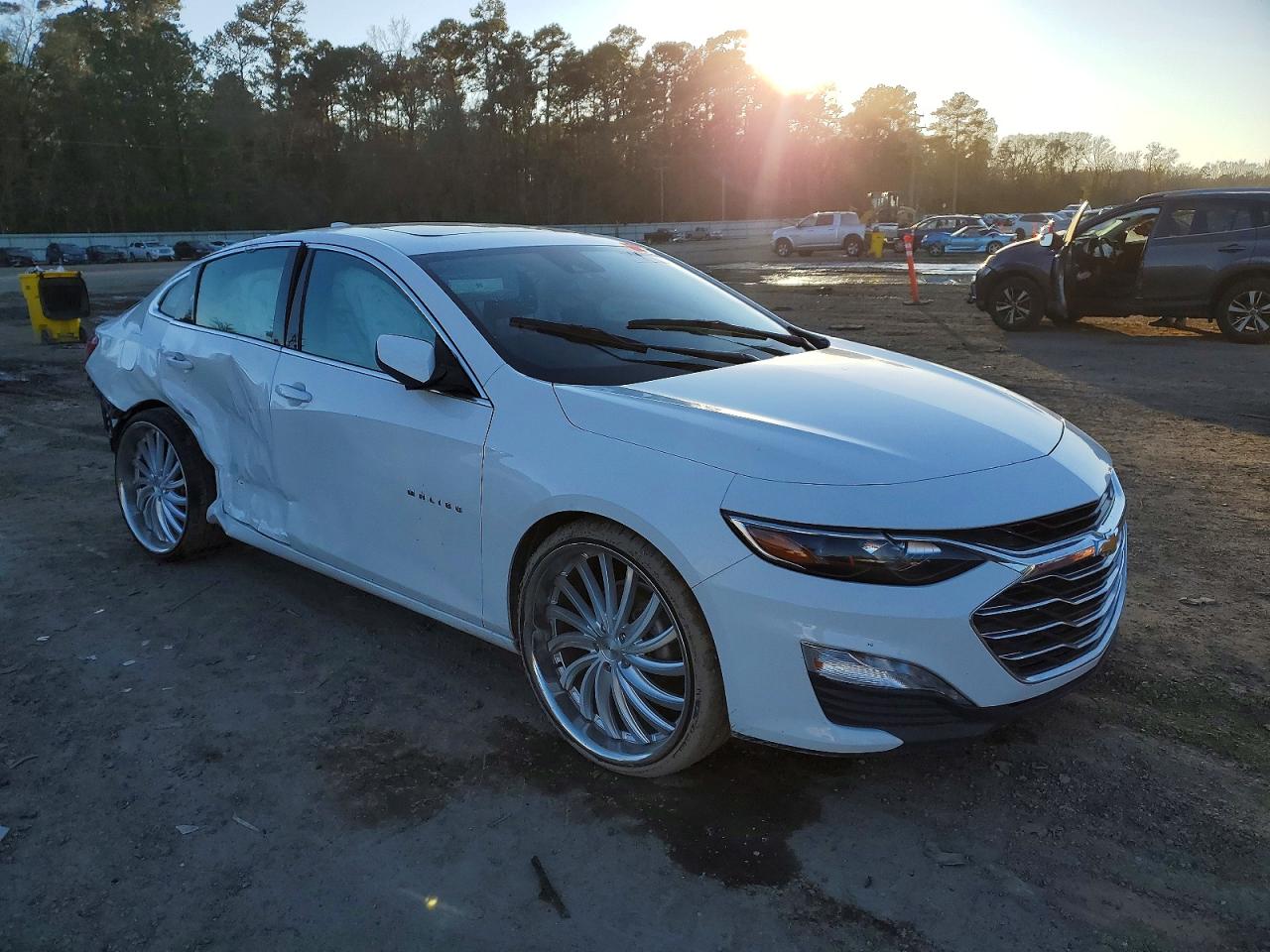 2023 CHEVROLET MALIBU LT photo 4