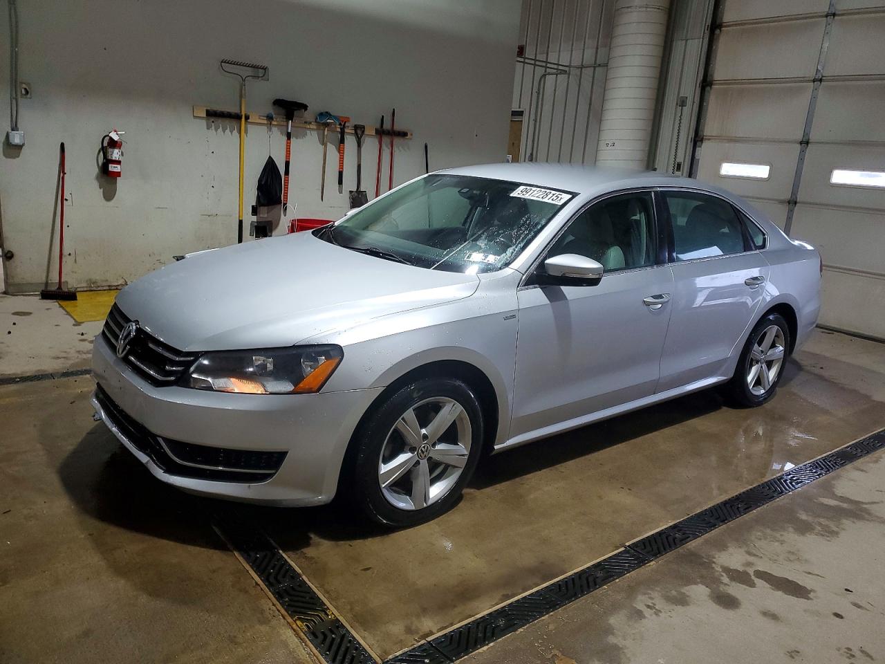 2014 VOLKSWAGEN PASSAT S photo 2