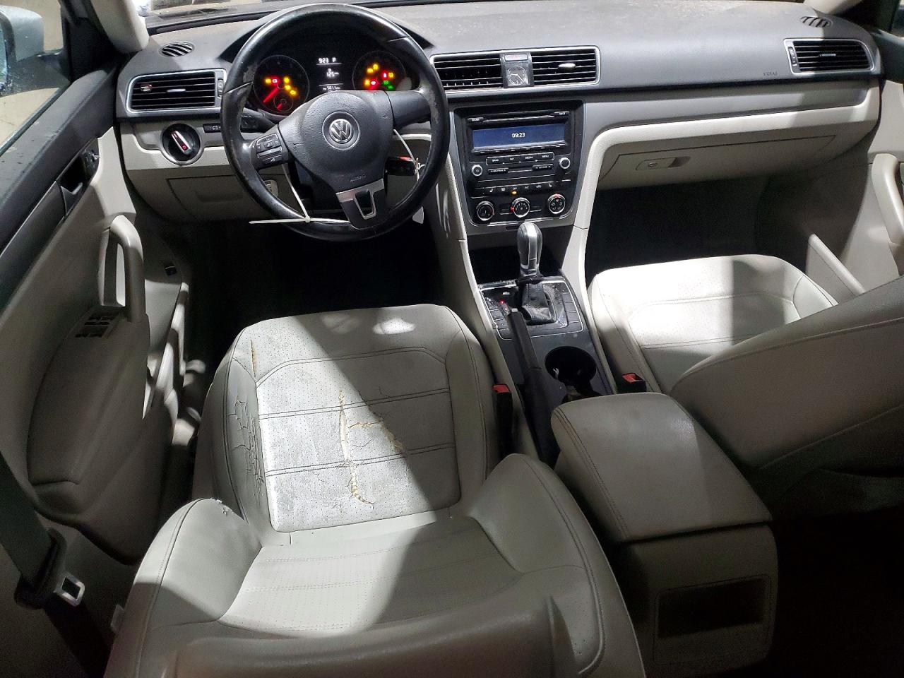 2014 VOLKSWAGEN PASSAT S photo 15