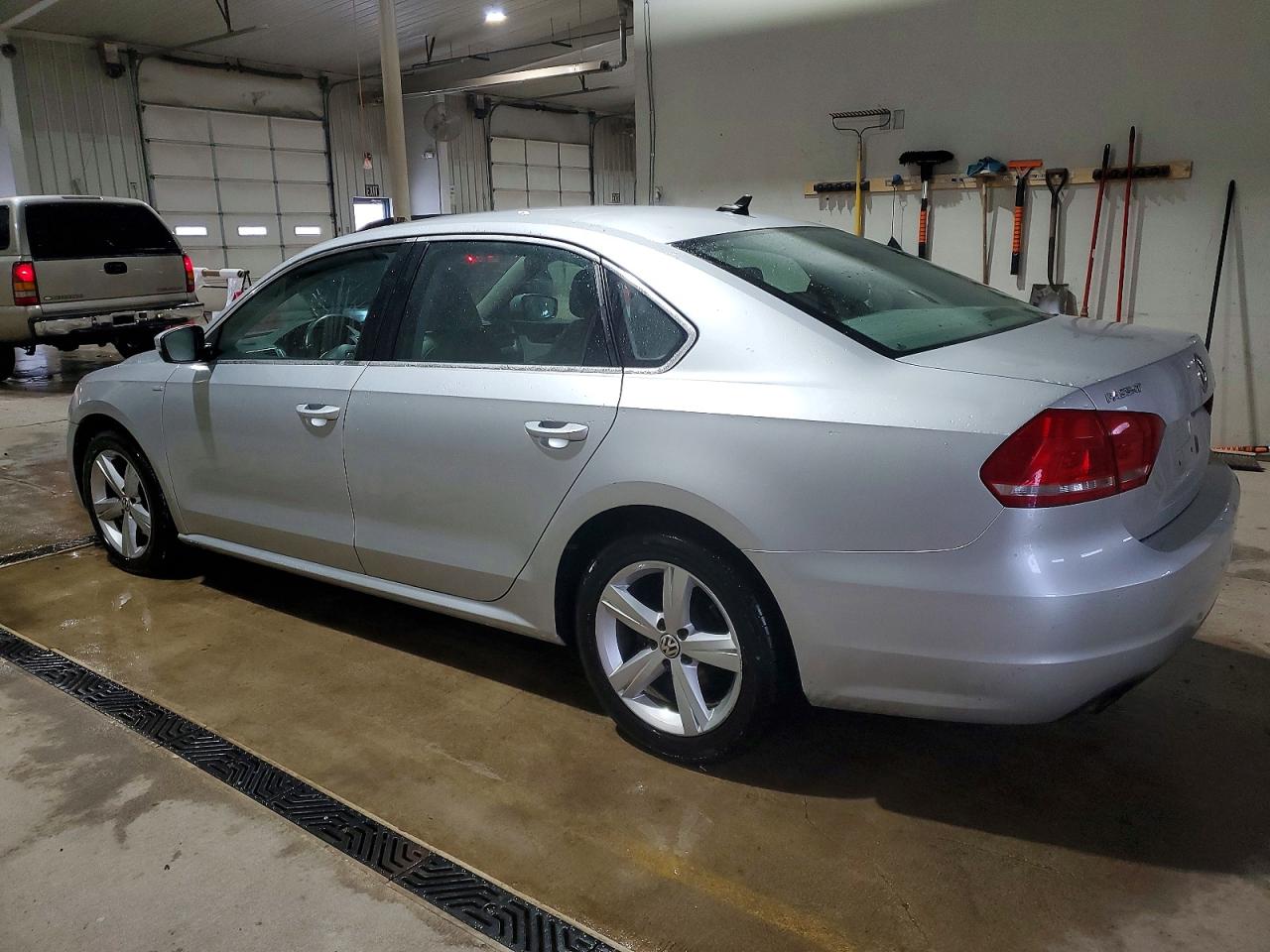 2014 VOLKSWAGEN PASSAT S photo 3