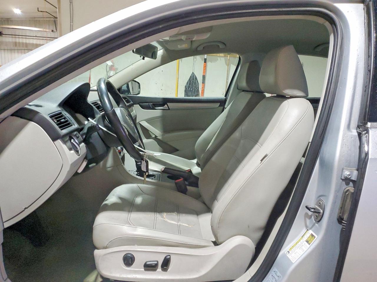 2014 VOLKSWAGEN PASSAT S photo 13