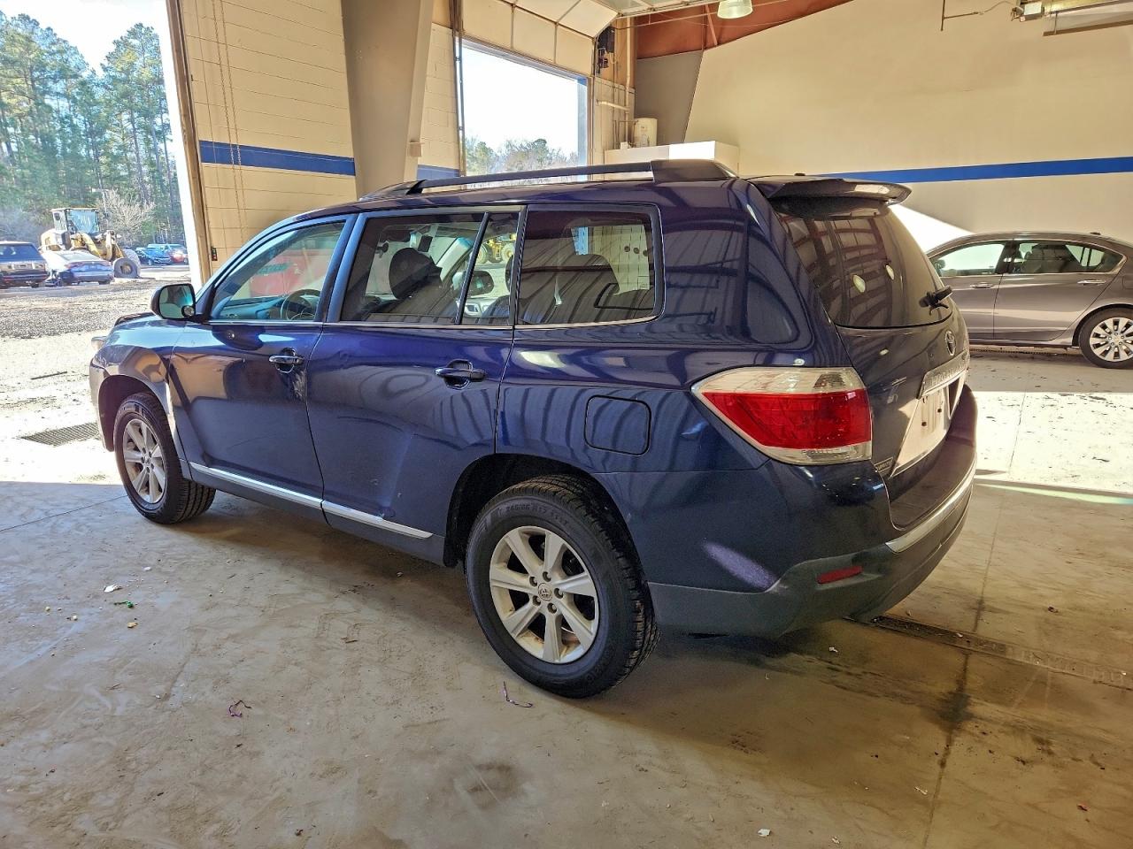 2013 TOYOTA HIGHLANDER BASE photo 2