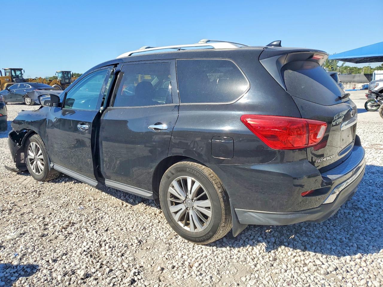 2020 NISSAN PATHFINDER S photo 2