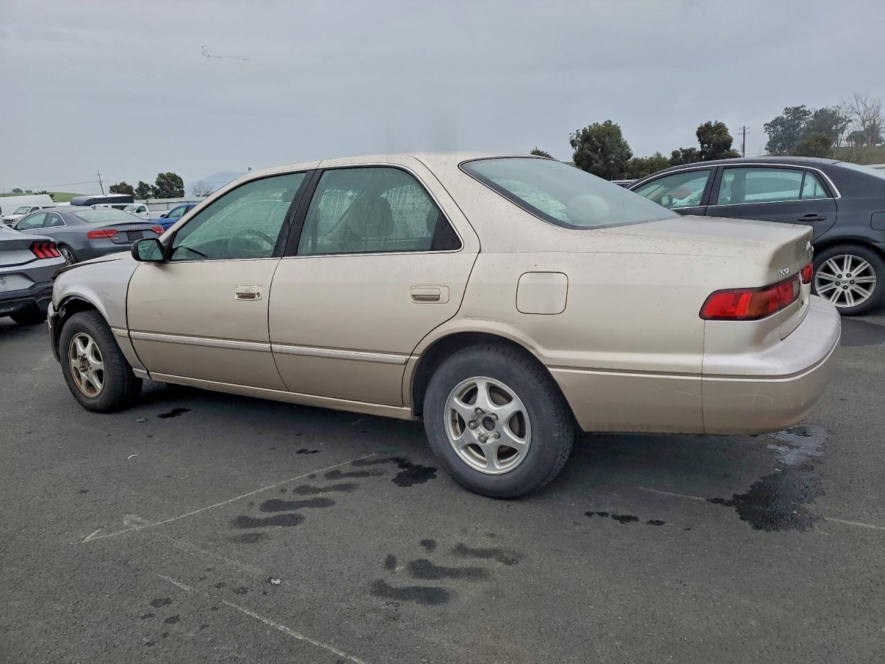 1997 TOYOTA CAMRY LE photo 2