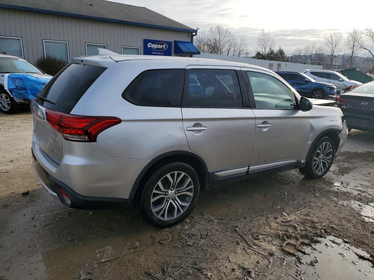 2018 MITSUBISHI OUTLANDER ES photo 3