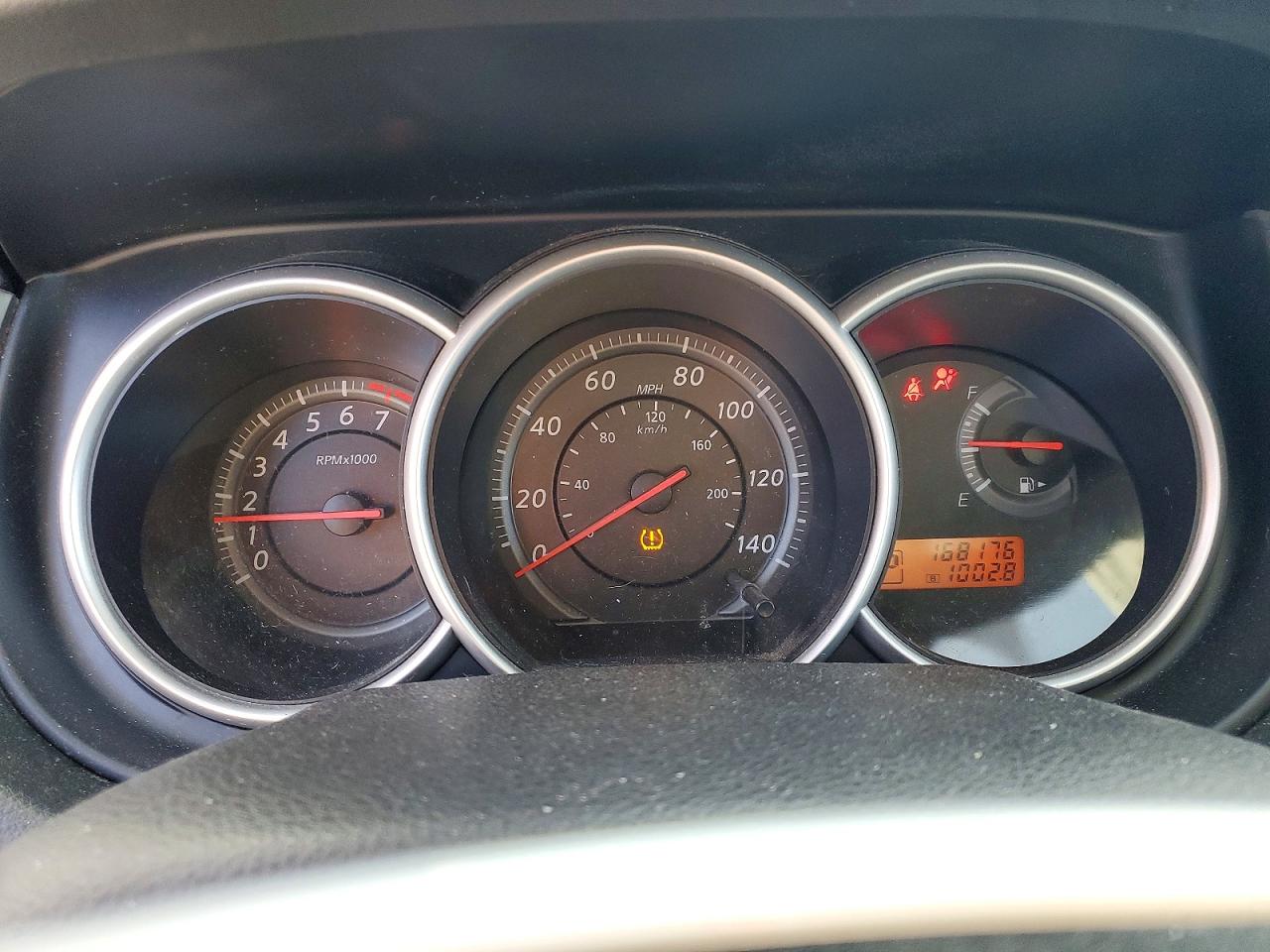 2011 NISSAN VERSA S photo 9