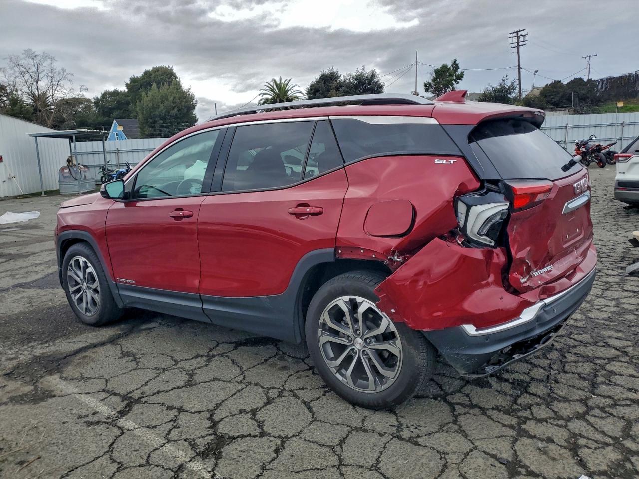 2020 GMC TERRAIN SLT photo 2