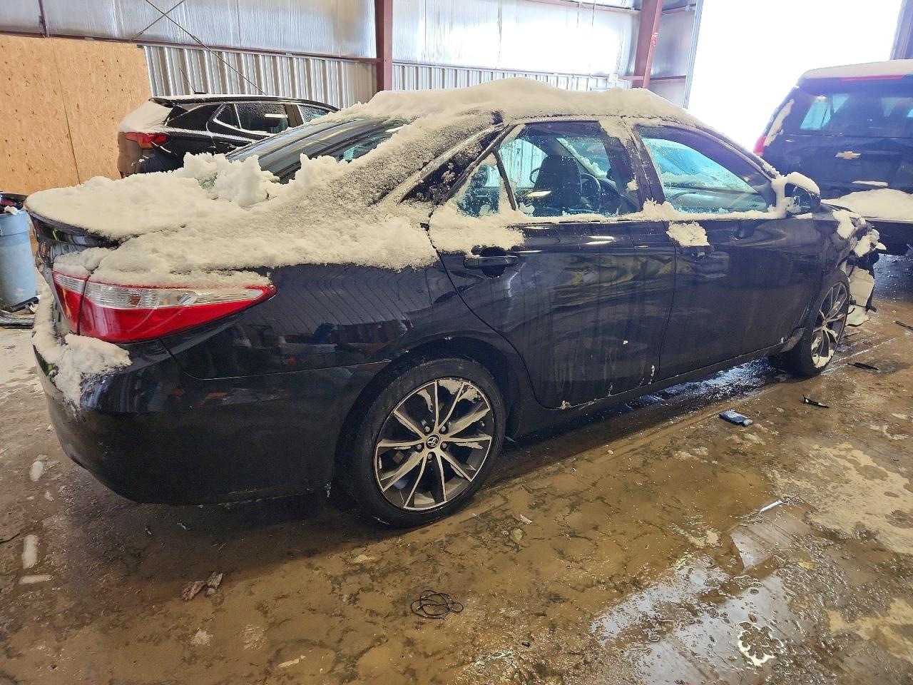 2015 TOYOTA CAMRY LE photo 3