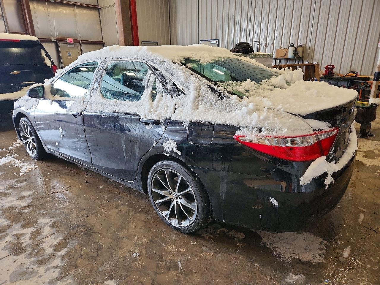 2015 TOYOTA CAMRY LE photo 2