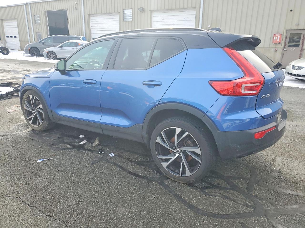 2021 VOLVO XC40 T5 R-DESIGN photo 2
