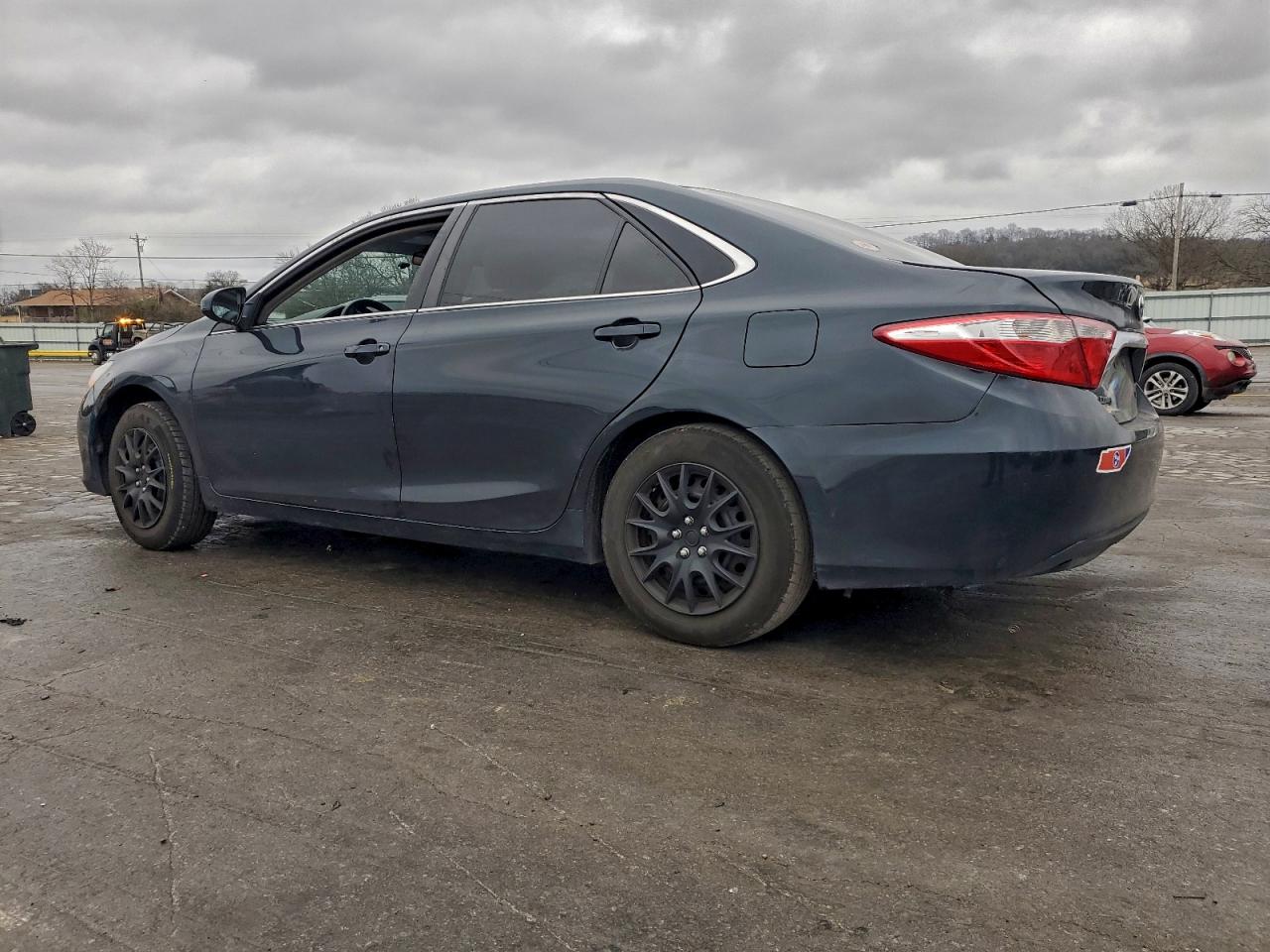 2015 TOYOTA CAMRY LE photo 2