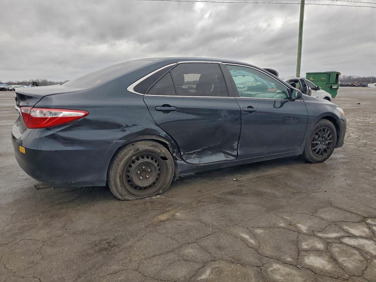2015 TOYOTA CAMRY LE photo 3