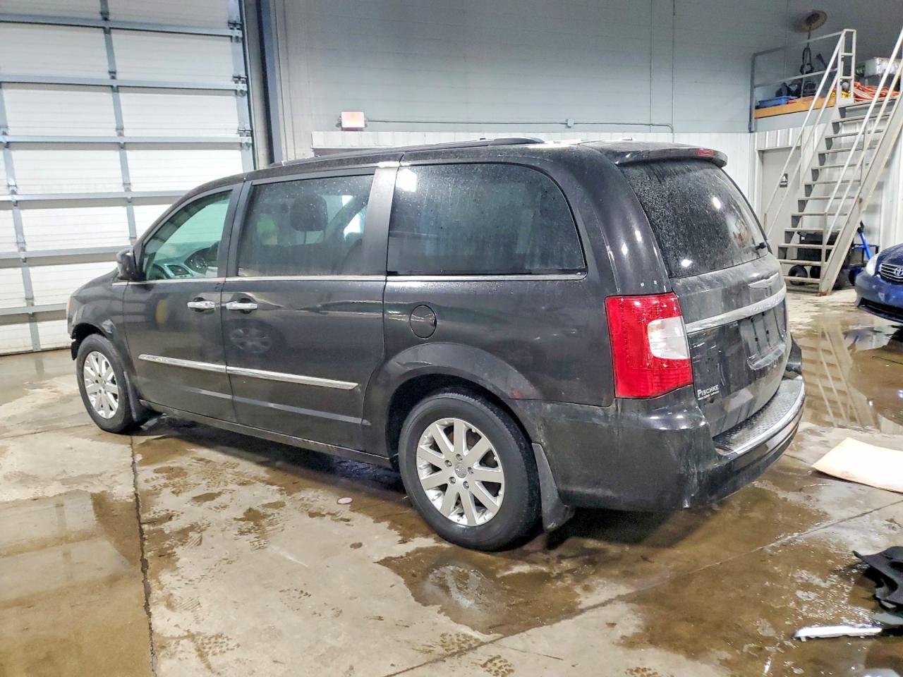 2015 CHRYSLER TOWN & COUNTRY TOURING photo 2