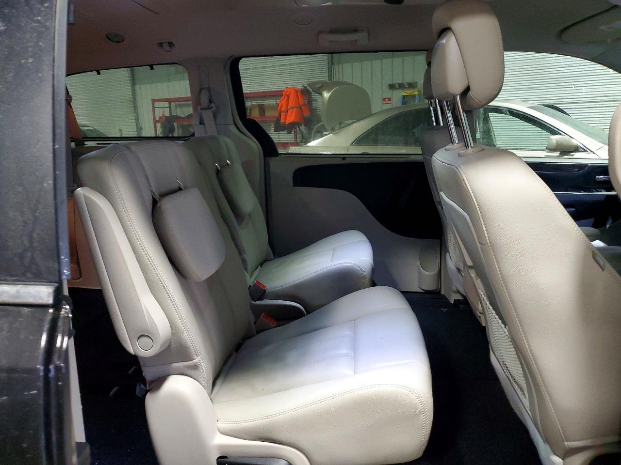 2015 CHRYSLER TOWN & COUNTRY TOURING photo 11